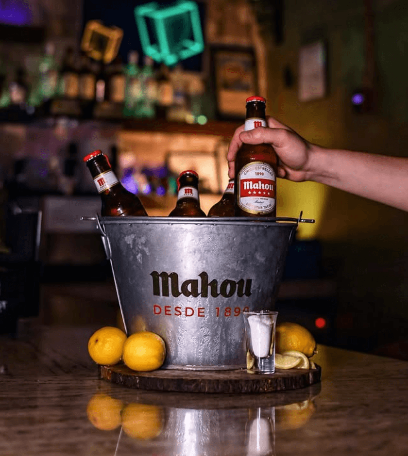 Luces tenues, buena música y la copa perfecta. La receta ideal para desconectar. 🎧🖤 #BaccanoMood #CocktailLovers