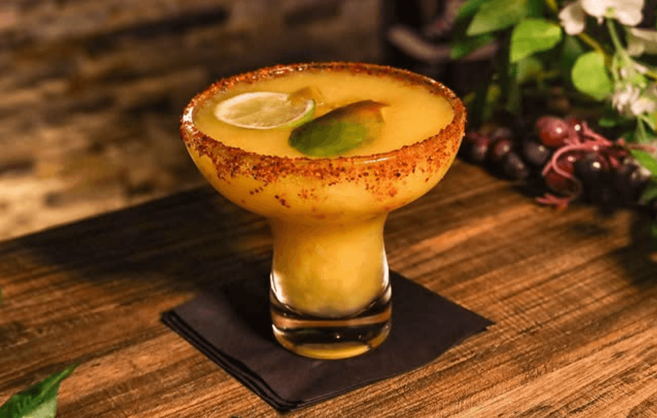 La vibra de Wynwood resumida en una sola copa. Déjate llevar por el ritmo. 🎶🥂 #HappyHourMiami #WynwoodBar