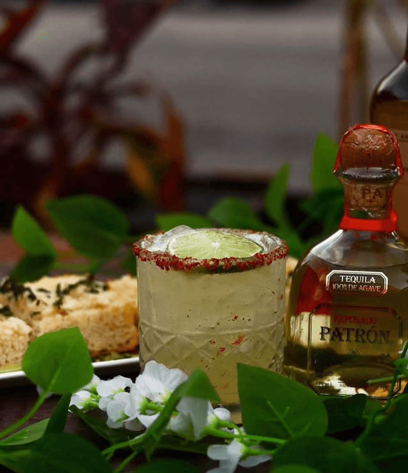 El sabor se encuentra con el ritmo en el corazón de Miami. ¿Qué trago vas a pedir hoy? 🍹🔥 #MiamiDrinks #Nightlife
