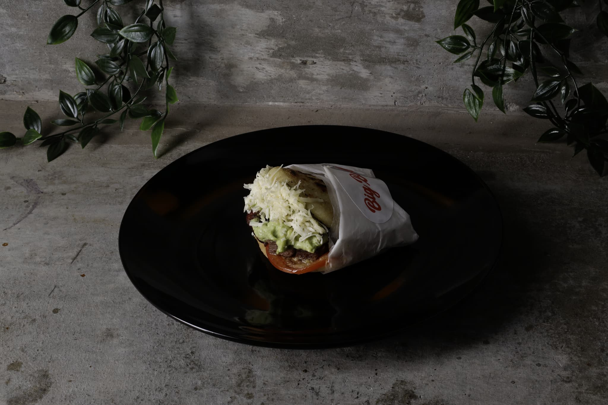 Crujiente, jugoso y preparado al momento. El arte de la cocina urbana en su máxima expresión. 🍔🍟 #BurgerLife #FastGourmet