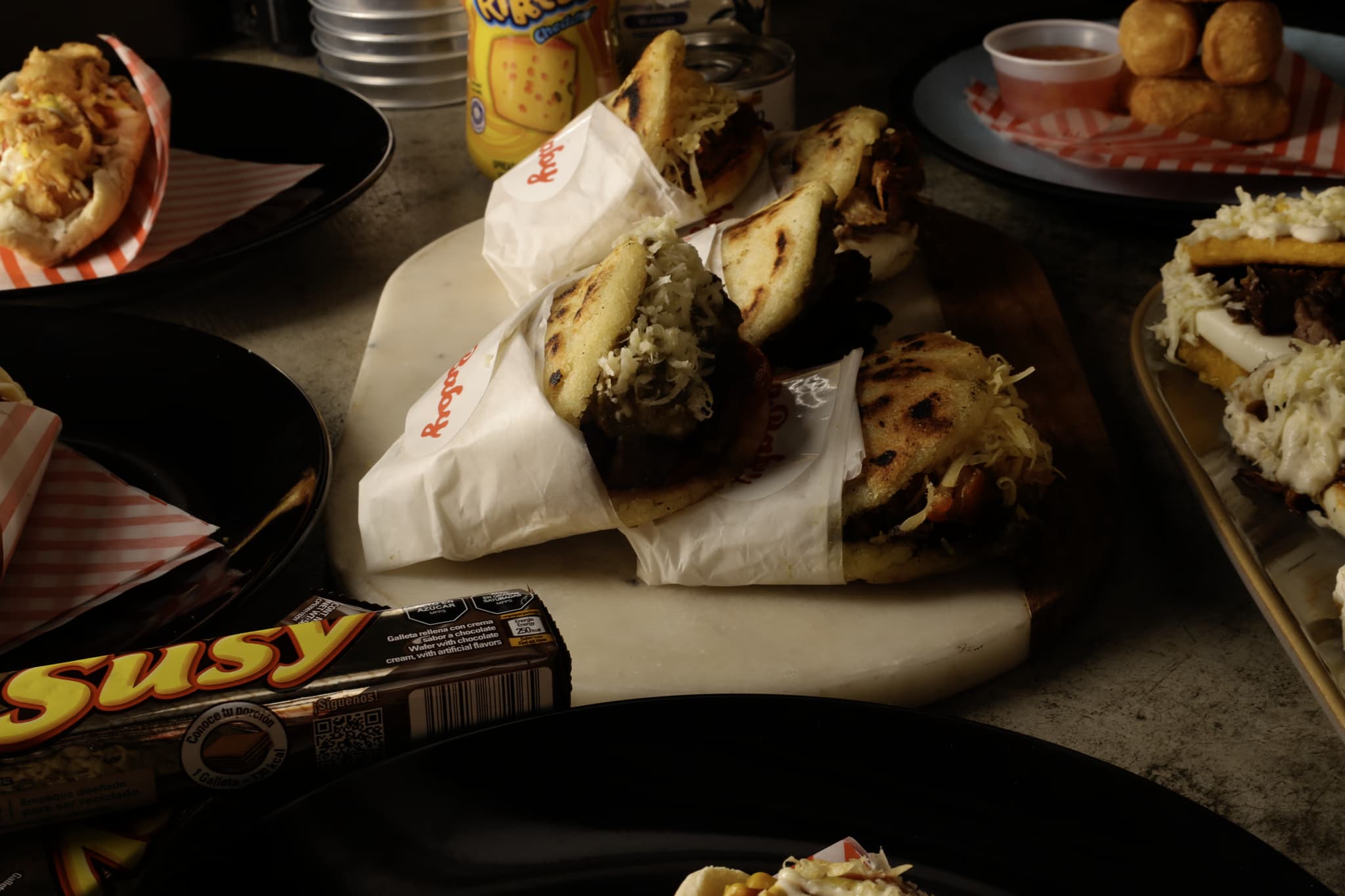 Crujiente, jugoso y preparado al momento. El arte de la cocina urbana en su máxima expresión. 🍔🍟 #BurgerLife #FastGourmet