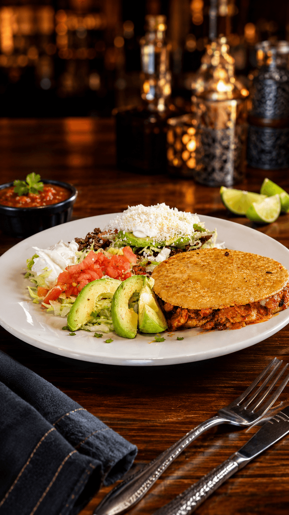 Una mesa acogedora y un plato lleno de tradición. ¡El sabor auténtico de México en cada bocado! 🌮🔥 #MexicanFood #Tradicion