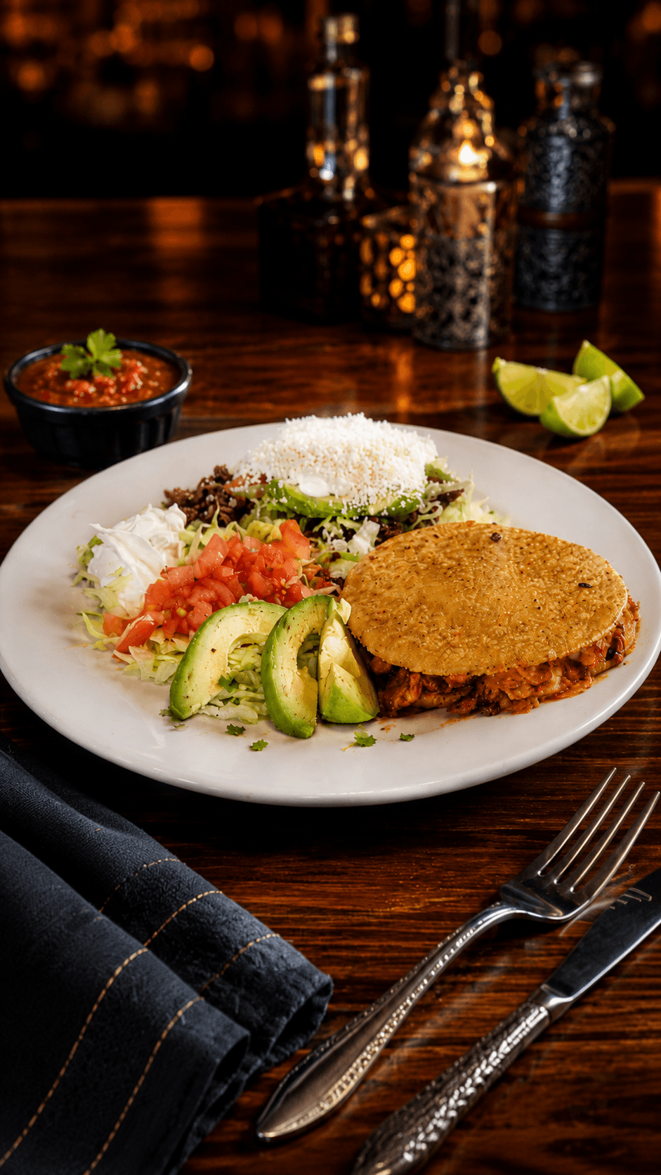 Salsas picantes hechas en casa, tortillas frescas y la carne más jugosa. ¡Pura felicidad! 🌮🥑 #MexicanTacos #SazonMexicana