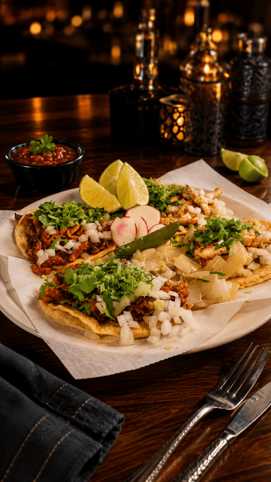 El verdadero sabor mexicano. Tacos, sazón y tradición que reconfortan el alma. 🌮🇲🇽 #LosComales #TacoTuesday