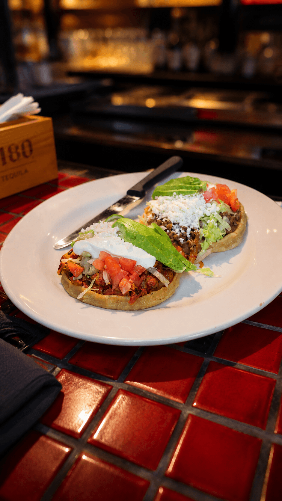 Una mesa acogedora y un plato lleno de tradición. ¡El sabor auténtico de México en cada bocado! 🌮🔥 #MexicanFood #Tradicion