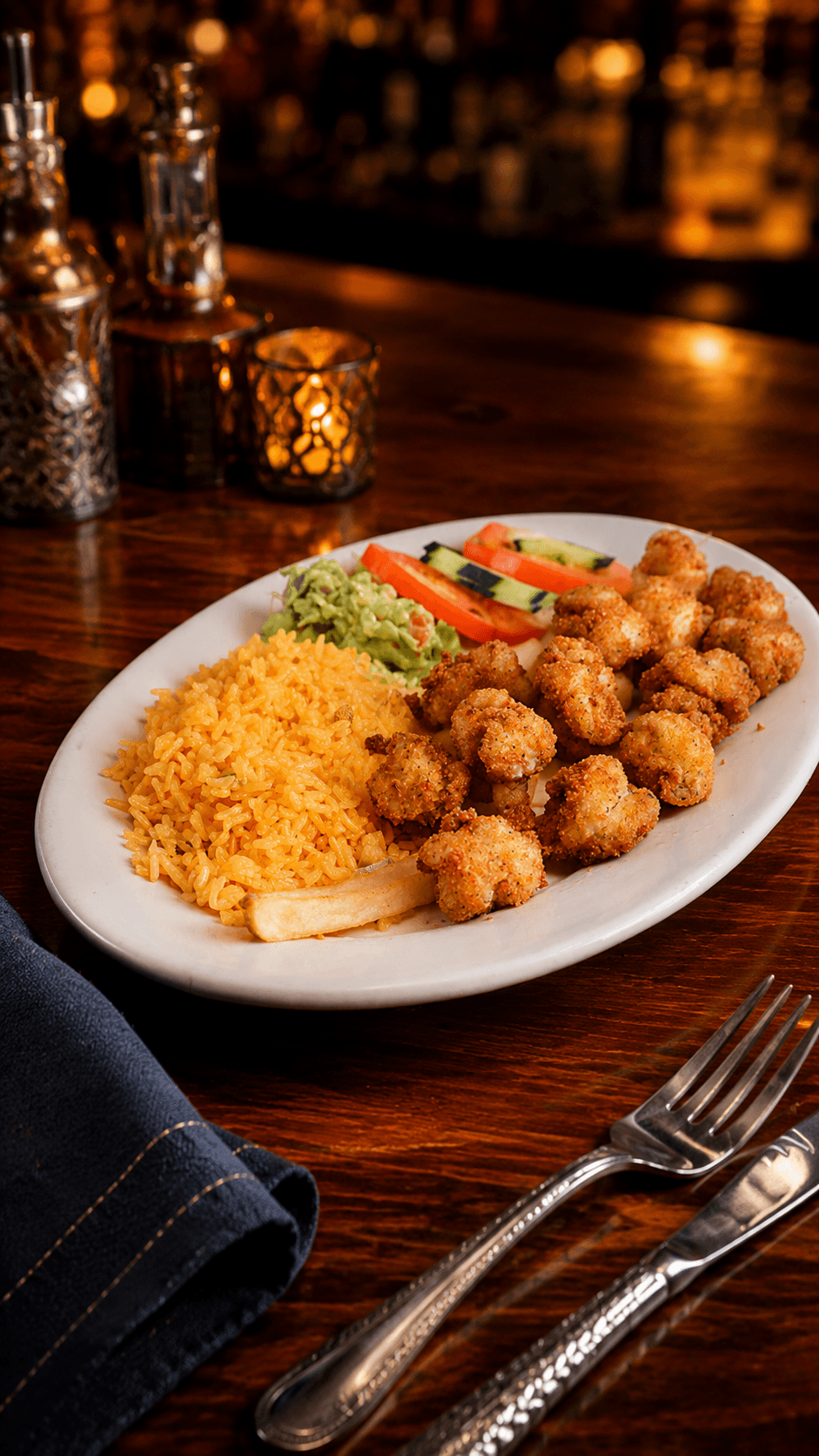 Una mesa acogedora y un plato lleno de tradición. ¡El sabor auténtico de México en cada bocado! 🌮🔥 #MexicanFood #Tradicion