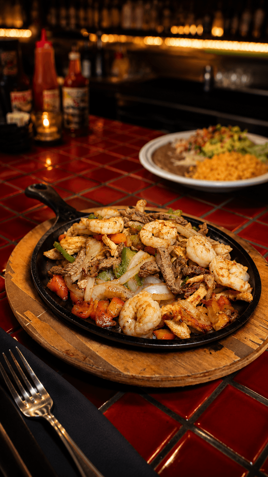 Una mesa acogedora y un plato lleno de tradición. ¡El sabor auténtico de México en cada bocado! 🌮🔥 #MexicanFood #Tradicion
