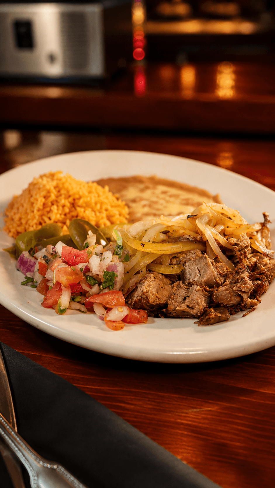 El verdadero sabor mexicano. Tacos, sazón y tradición que reconfortan el alma. 🌮🇲🇽 #LosComales #TacoTuesday