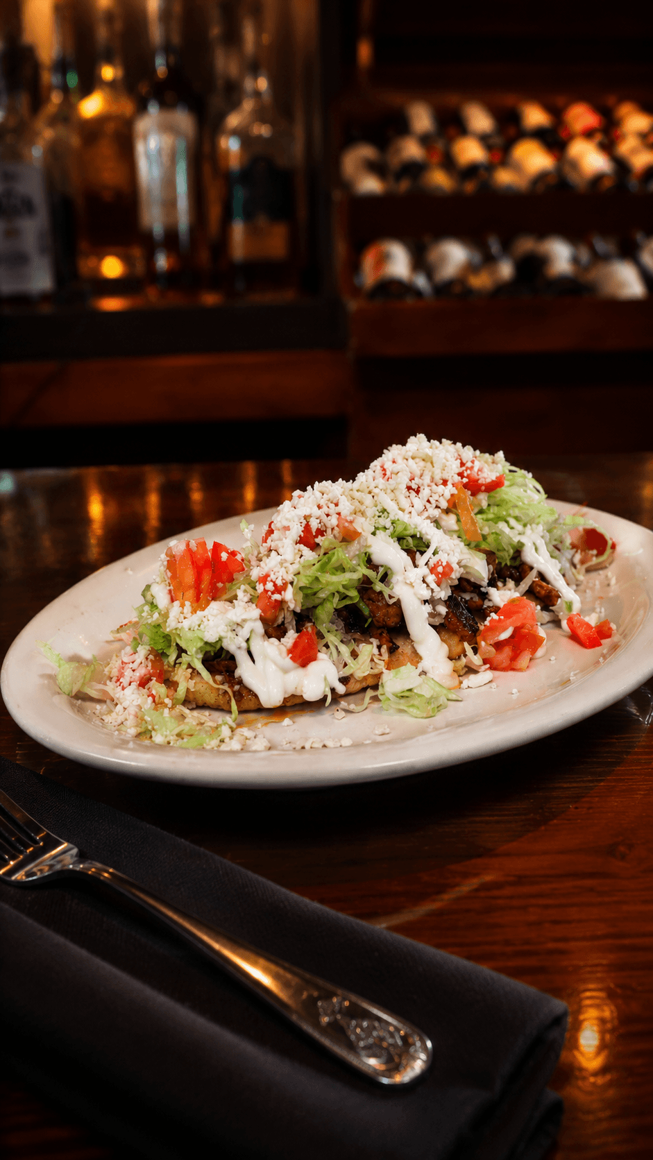 Una mesa acogedora y un plato lleno de tradición. ¡El sabor auténtico de México en cada bocado! 🌮🔥 #MexicanFood #Tradicion